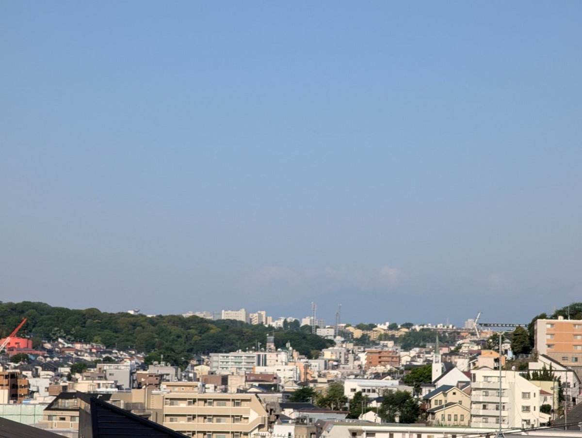 guzuppe's tweet image. 気温は14 °cで湿度は低め、弱い北の風が吹いてます。あると分かっていないと見落とす程度に、ぼんやりとした富士山が見えます。ひんやりとした空気が気持ち良い日曜日の朝。
#pixel9pro #corgi