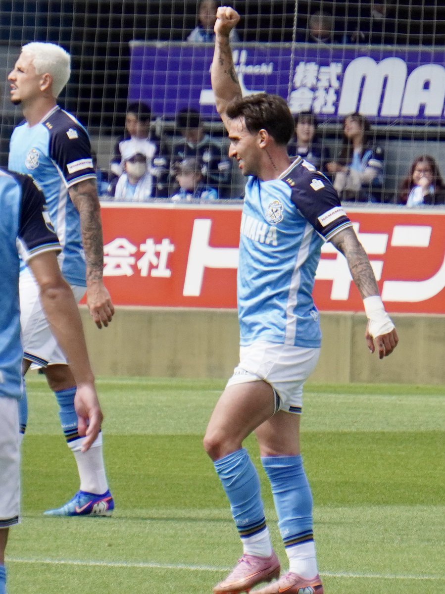 y1u7k8a5r0i4_'s tweet image. 得点決めて🥅
ガッツポーズのグスタボ💪🏻
そりゃMOM✨当然だけども…

私的には植村くんの懸命な走り💨に
MOMあげたかったな🥺

2026.04.25
VS #FC岐阜

#jubilo
#ジュビロ磐田
#グスタボシルバ
#植村洋人