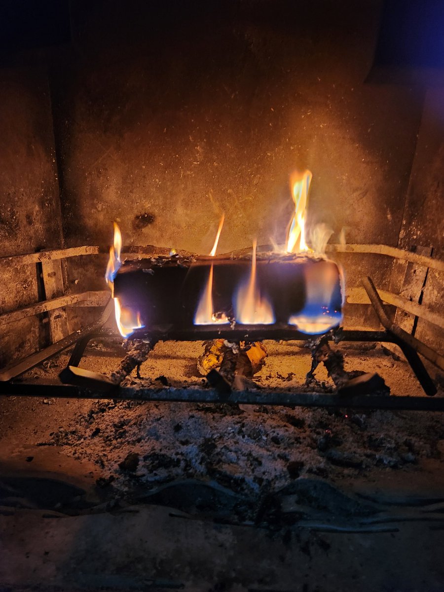 Proudpoppa24's tweet image. Fire is lit baby!!! #pyro