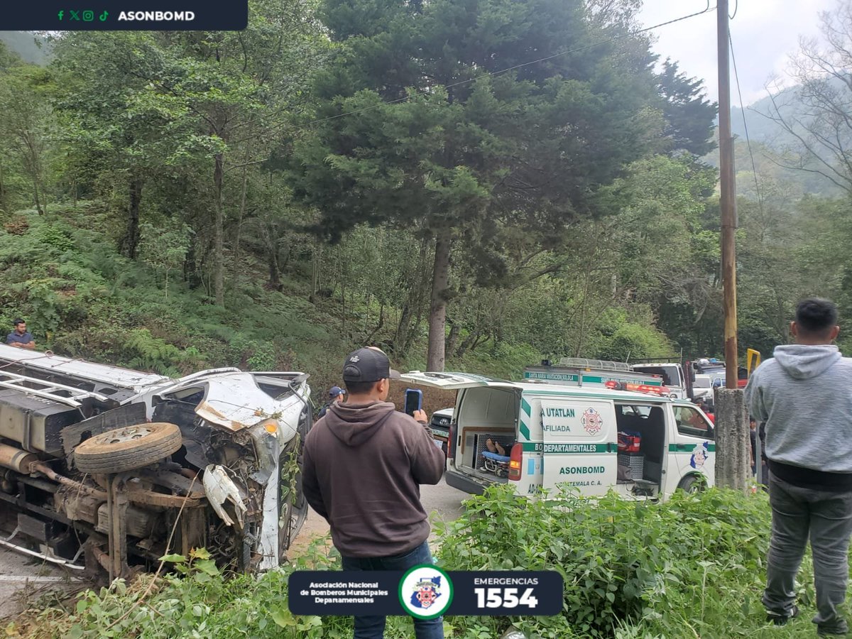 GtLiberal's tweet photo. Accidente de tránsito 🚨Km 158 Ruta a Las Lagunas, Sololá, se reporta un accidente de tránsito donde un camión queda volcado sobre la cinta asfáltica y un vehículo tipo pick-up cae a una hondonada.  

Elementos de @ASONBOMDGT asistieron  y brindaron atención pre-hospitalaria a 9 personas heridas y posteriormente trasladan a la emergencia del hospital nacional de Sololá.