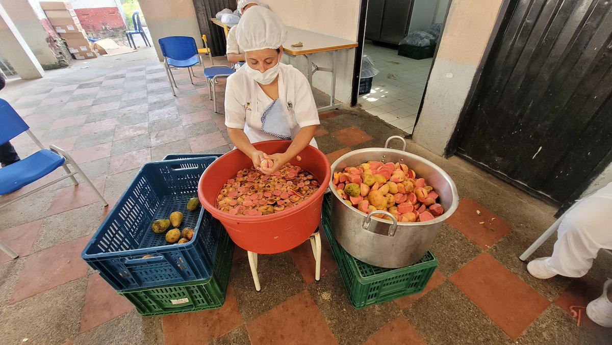 CGR_Colombia's tweet photo. 🚨La @CGR_Colombia hace seguimiento al #PAE en #Magdalena. 

En #Aracataca, #Ciénaga y #SantaMarta visitamos 6️⃣ instituciones con cerca de 8.000 estudiantes y más de 6.000 beneficiarios. Hallamos graves irregularidades: inicio tardío (+3️⃣0️⃣ días), falta de pago a manipuladoras, raciones insuficientes e incumplimientos en la entrega. 

⚠️En #Ciénaga, el #PAE está suspendido sin información de reactivación. Urgimos a las autoridades a actuar de inmediato y garantizar el derecho a la alimentación.