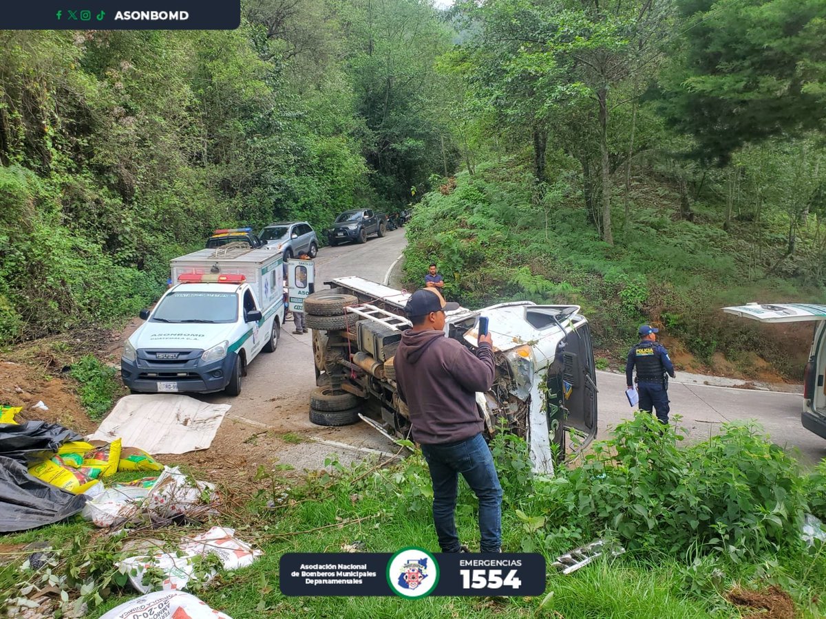 GtLiberal's tweet photo. Accidente de tránsito 🚨Km 158 Ruta a Las Lagunas, Sololá, se reporta un accidente de tránsito donde un camión queda volcado sobre la cinta asfáltica y un vehículo tipo pick-up cae a una hondonada.  

Elementos de @ASONBOMDGT asistieron  y brindaron atención pre-hospitalaria a 9 personas heridas y posteriormente trasladan a la emergencia del hospital nacional de Sololá.