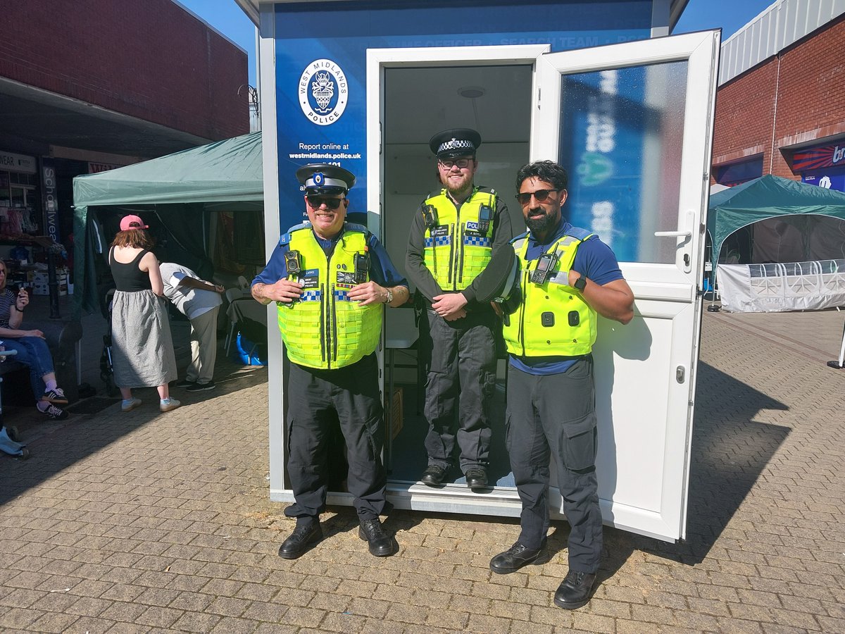 ErdingtonWMP's tweet photo. PC Boyle, DNO of ERDINGTON, and the local action team have attended the Saturday Market on the HIGH ST for some great community engagement :) #policesurgery #NHT https://t.co/Ved8QuT6MJ