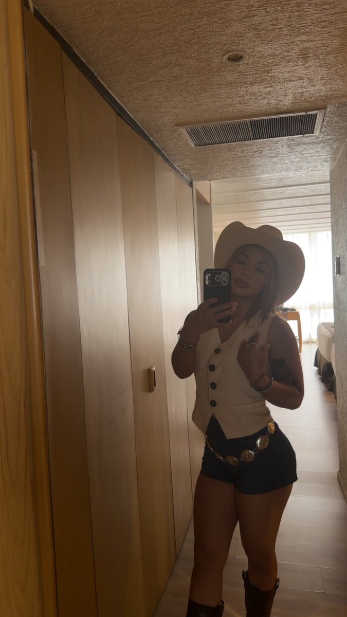 etherealjuice's tweet photo. Mexicana solo para ahorita 🇲🇽💋🌶️ https://t.co/Lp714xL2MV