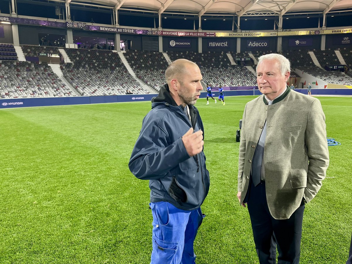 Un grand merci aux agents mobilisés tout le week-end, et notamment cette nuit : grâce à leur travail et leur engagement, les deux matchs du <a href="/ToulouseFC/">Toulouse FC</a> et du <a href="/StadeToulousain/">Stade Toulousain</a> pourront se jouer à seulement 24h d’intervalle sur la pelouse du Stadium. Un événement inédit ! ⚽️ 🏉