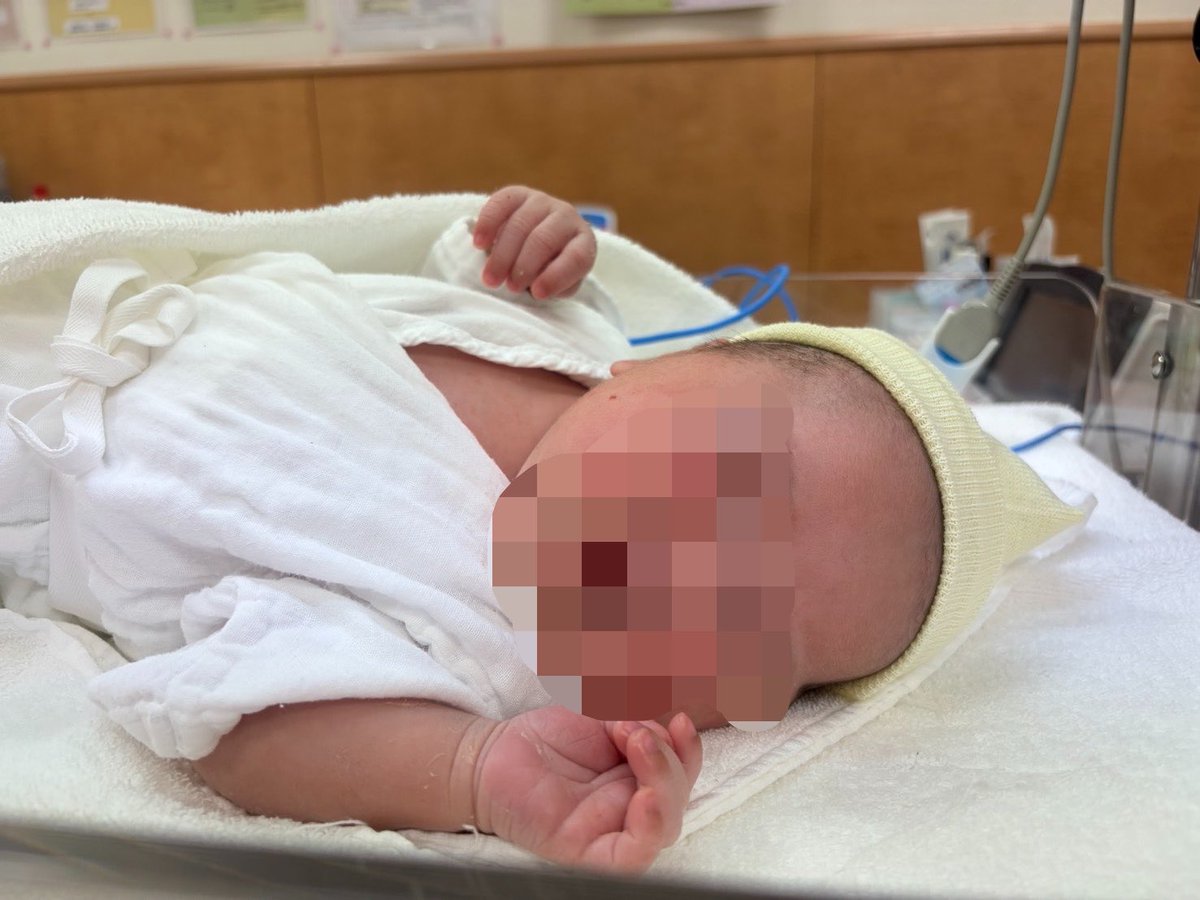 本日生まれた叔母と生後8ヶ月の姪