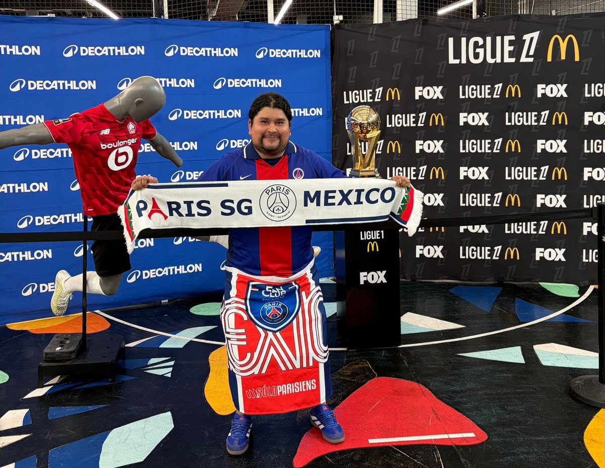 rafaeldelolmo's tweet photo. ⚽️ ¡El #PSGSupportersClub 🇲🇽 @psgfanclubmx SIEMPRE presente en los eventos de @Ligue1_ESP!

En la presentación del trofeo 🏆 en Polanco, @Rene_Pi se fue a sacar la foto, con emblemas mexicanos, @PSG_espanol 

ALLEZPARIS https://t.co/0kXz0SX6NU