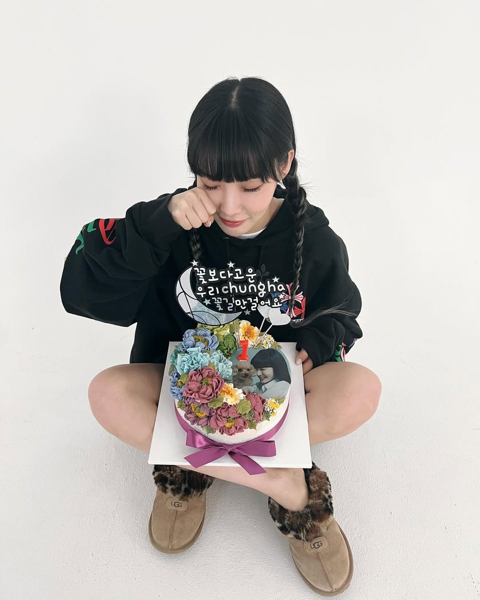 Chungha. tweet media