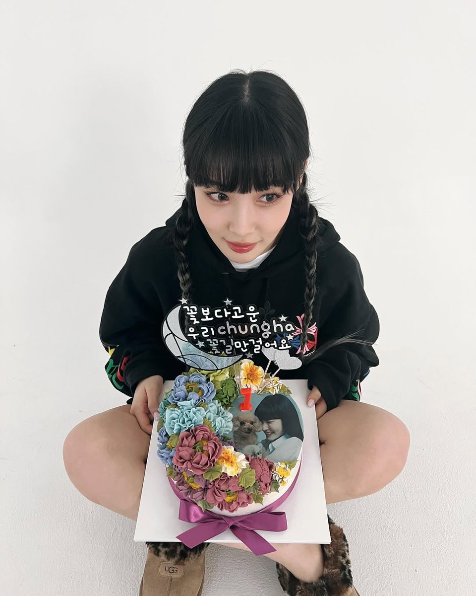 Chungha. tweet media