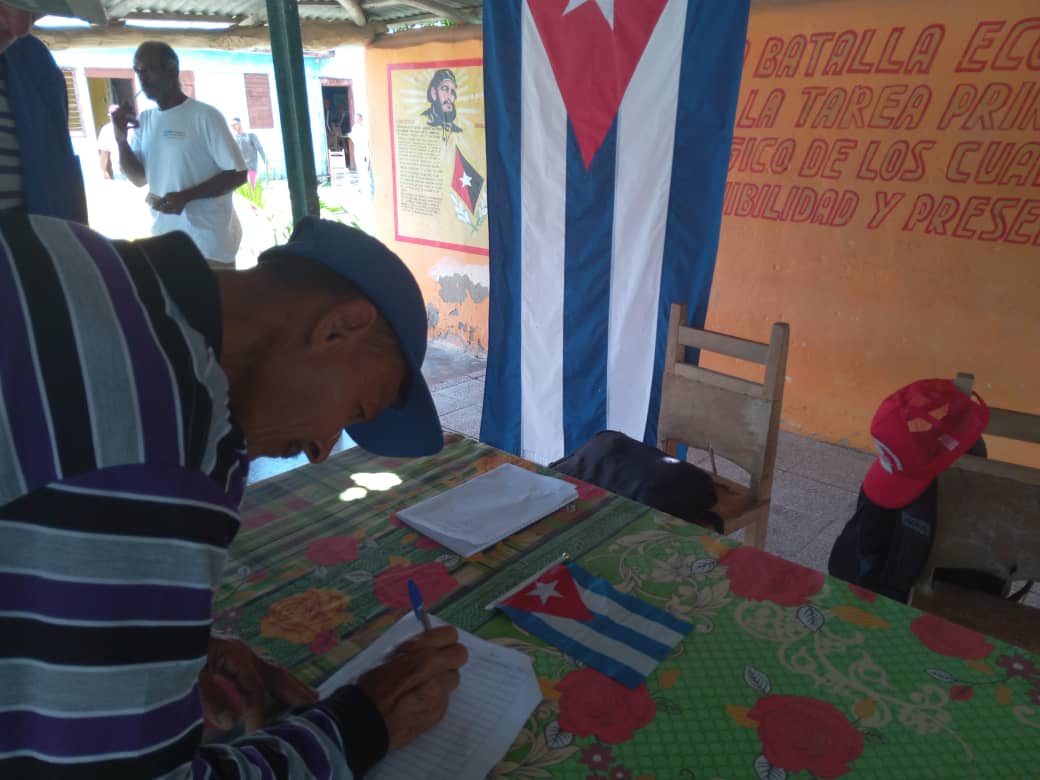 #ANAPCuba En la provincia de Holguín continúa el proceso #MiFirmaPorLaPatria, los campesinos de la CPA A. C. Sandino, en Cacocum,reafirmaron el apoyo a la Revolución, condenando el bloqueo imperialista y la agresión de EE.UU a nuestra Patria
La Patria se defiende!!!
#65AñosANAP