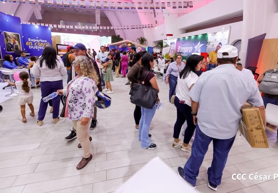 🏡✨ Miles de familias han llegado a la VII Feria Nacional de la Vivienda 2026 en Managua, en busca de cumplir el sueño de su casa propia 🏠💙

El evento, inaugurado este 25 de abril, se realiza este fin de semana en el Centro de Convenciones Olof Palme.