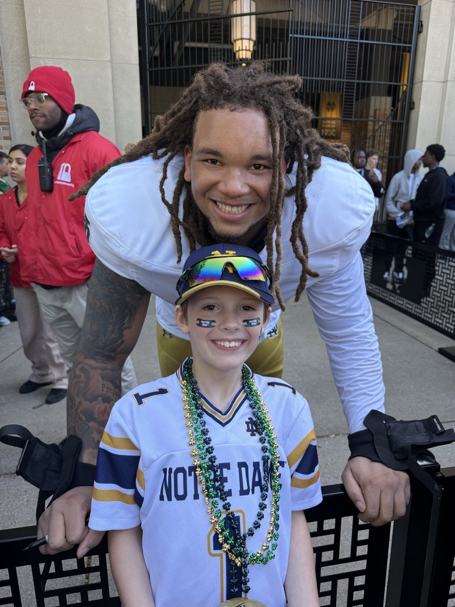 ShamRockedND's tweet photo. This is why Blue-Gold is so awesome. The memories made with my family and seeing his eyes light up seeing his hero’s in person. Thank you @NDFootball for making another great trip in our family tradition. https://t.co/nA0upWoIwg