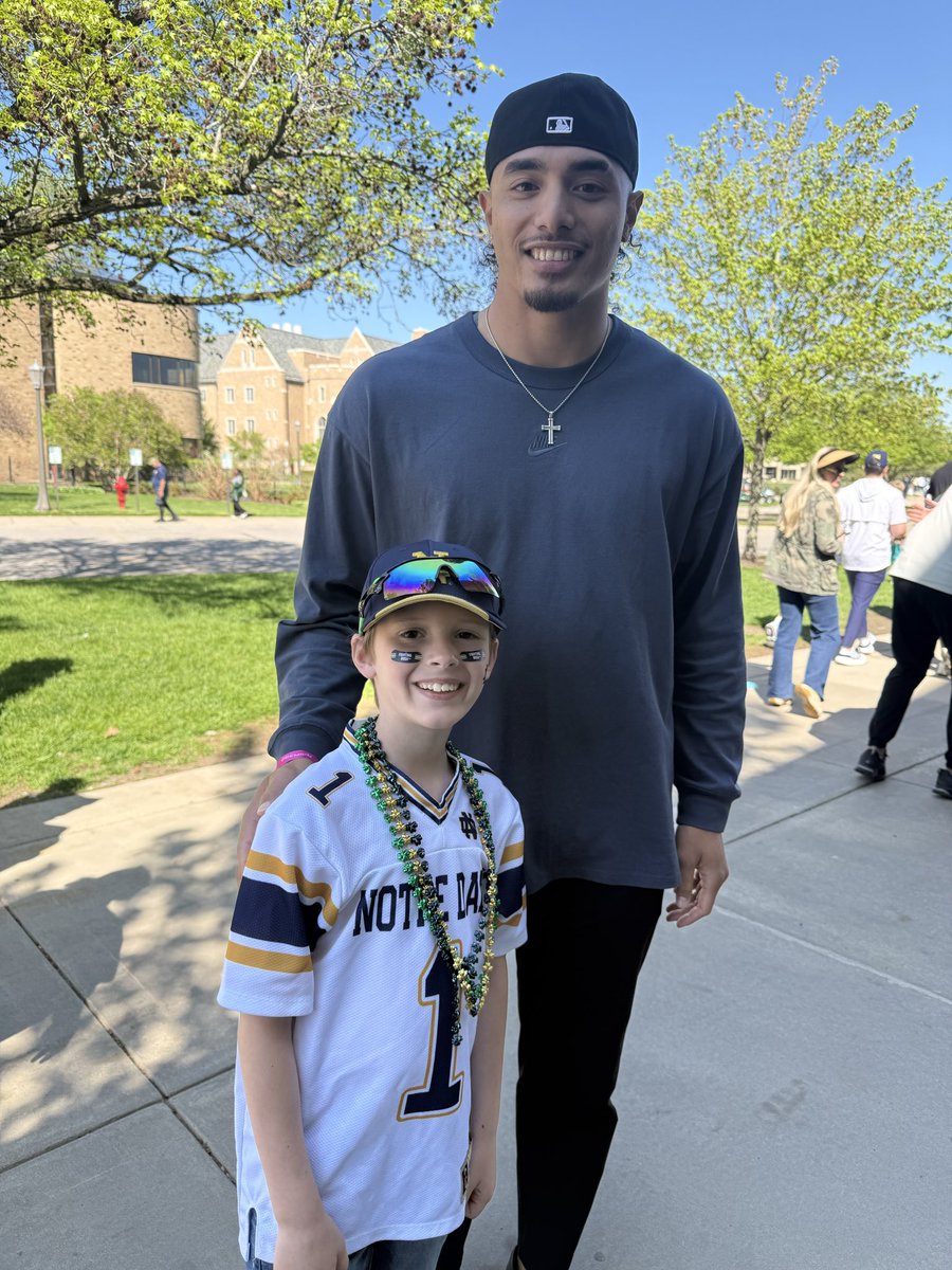 ShamRockedND's tweet photo. This is why Blue-Gold is so awesome. The memories made with my family and seeing his eyes light up seeing his hero’s in person. Thank you @NDFootball for making another great trip in our family tradition. https://t.co/nA0upWoIwg