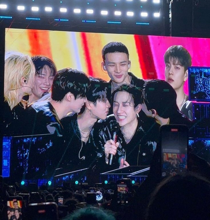 hanloverr8's tweet photo. this is the cutest and best skz picture ever. BANGCHAN IS SO LOVED https://t.co/ka5FSGUD6m