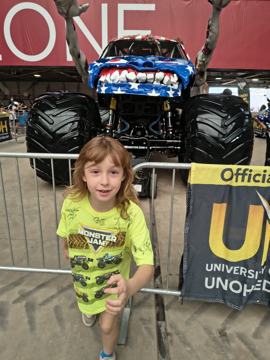 weevil0's tweet photo. First time seeing zombie! #monsterjam #Monsterjam #monstertruck https://t.co/rqX1vobJVg