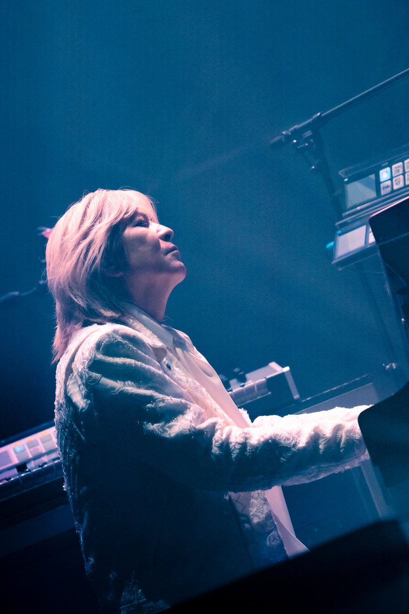 tmnetwork_2014's tweet image. ━━━━━━━━━━━━━･･･
TM NETWORKはTMNETWORKへ
━━━━━━━━━━━━━･･･

量子もつれをテーマとした「TM NETWORK TOUR 2026 QUANTUM」横浜アリーナ公演が終了、追加公演・有明アリーナが5月1日・2日に開催✨

#TMNETWORK
#FANKS
#PhotoBy田中聖太郎