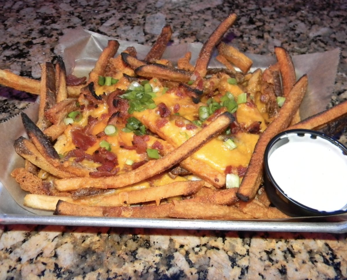 QuarterAddison's tweet photo. Snack goals unlocked 😎✨ Bacon cheese fries = the ultimate late-night win! Grab them tonight when you dine in ➡️ https://t.co/VVzOLAwkAa 

#addisontx #txeats #dallas #dallastx #dallaseats #visittx https://t.co/ai5fPZIQgE