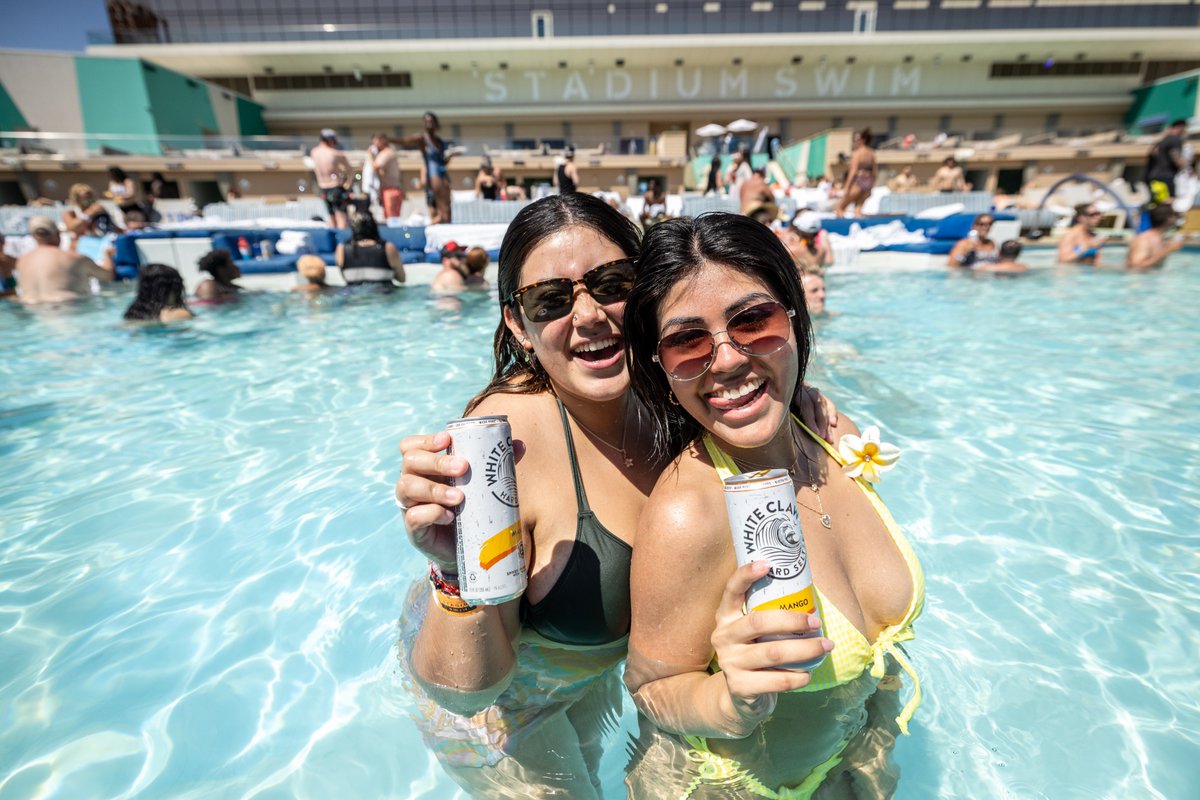 stadiumswim's tweet image. Sun out, shades on, vibes turned all the way up. 😎🌊

Book your day at #StadiumSwim now: circalasvegas.com/stadium-swim/#…
