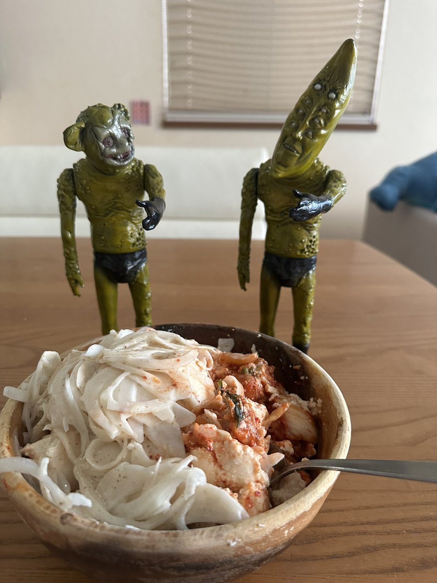 エサム「この人　このサラダキムチ豆腐　朝から　食べるんだって」

M「この人　朝から　この量　バカなんじゃない？」

エサム　M「嫌いじゃ〜〜ない」

#暗黒エンターテイメント
#闇玩具