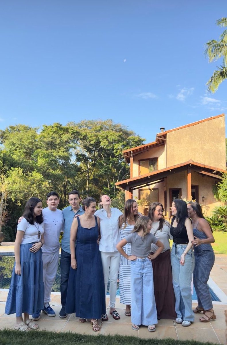Ana Paula Renault reunida com amigos de infância em Belo Horizonte após a missa de sétimo dia do pai da jornalista.