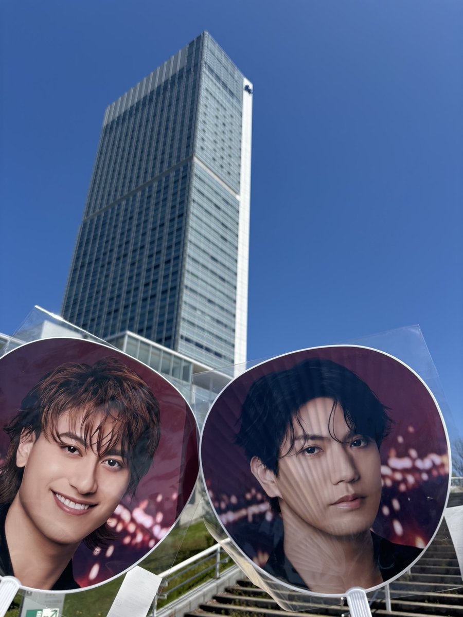 ldkkrt_728's tweet photo. Aぇさん新潟初日楽しすぎた☺︎
自名義まさかのアリトロ横を引き、2回目の時こじまさや真横通ってくれてゼロ距離で推しを拝めて最高すぎ✌️
セトリもよすぎたし、MCみきひとトーク最高に面白すぎた。笑
アンコ今回のキャラのデカぬい登場で湧いたし、置いて帰ろって座らせてて可愛かった🫶
#Runway https://t.co/FCGiy3KNy5