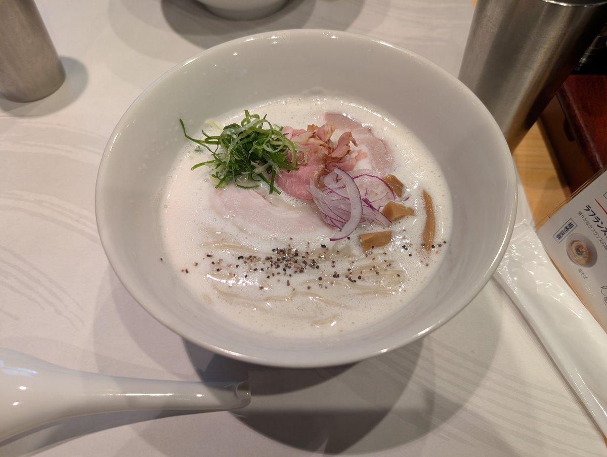 Nwhitecat's tweet photo. ラーメン連打 https://t.co/X0oMpX5HAw