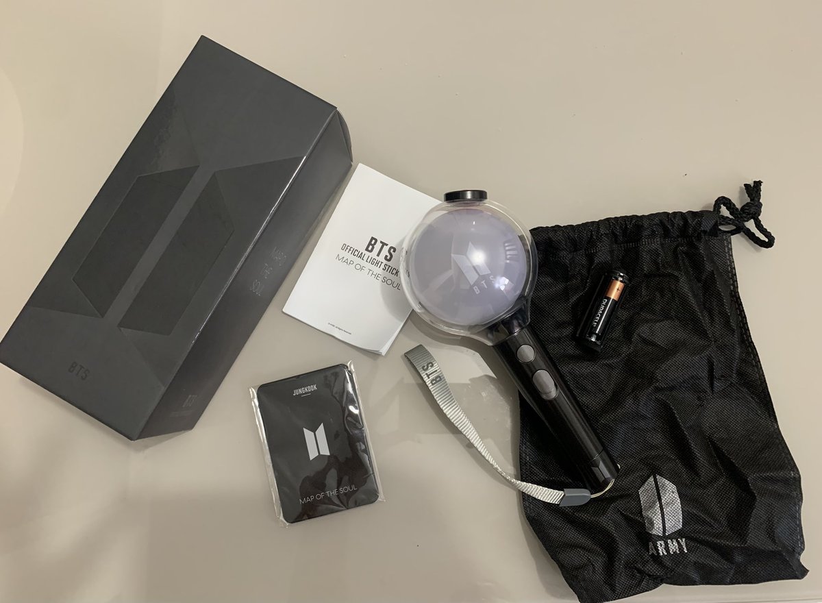 yoonstracks's tweet photo. oi amigos armys, estou vendendo minha armybomb ver 4 pq nao vou conseguir ir ao show :( comprei em 2023 e usei uma única vez (ytc no cinema). vem a caixa, o light stick original (conecta pelo app), as instruções, uma bolsa pra colocar o light stick, 8 photocards e um tirante https://t.co/OroBIKAGg9