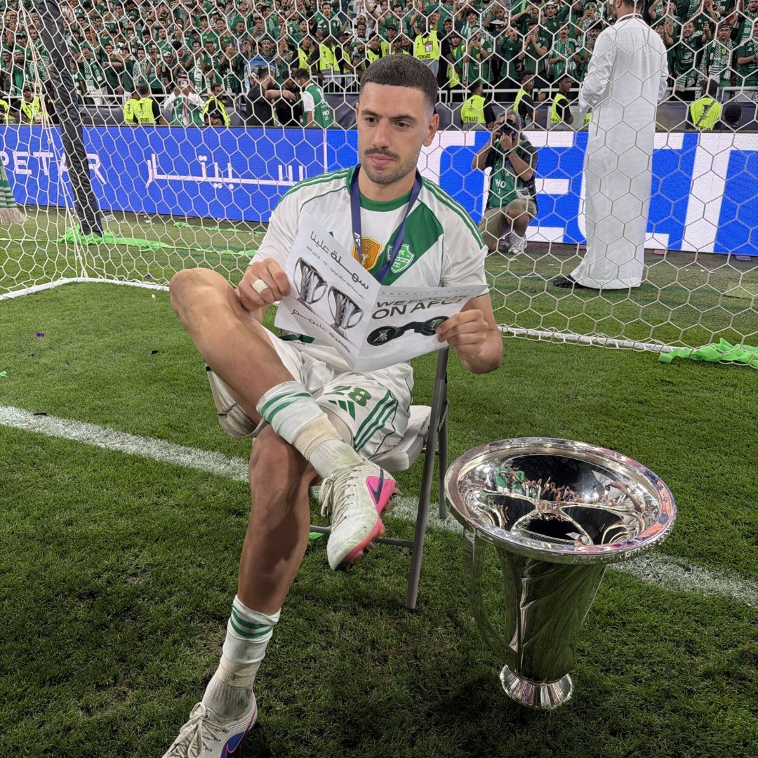 pusholder's tweet photo. Merih Demiral kupa ile poz verdi. https://t.co/XhhD62KqT2