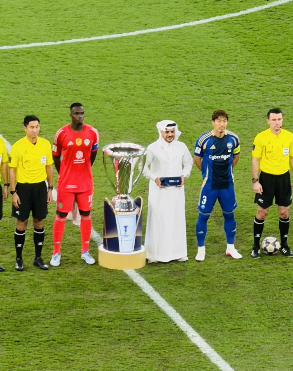 Dr_Aldarmahi's tweet photo. #الاهلي_بطل_اسيا في نهائي النخبة الآسيوية، تشرفتُ بإجراء قرعة البداية بين فخر الوطن 'الأهلي' ومنافسه الياباني؛ لحظةٌ تجسد ريادة المملكة وحضورها العالمي الوثّاب.
هنيئاً لرياضتنا هذا الارتقاء، ومباركٌ لممثل الوطن هذا الحضور الذي يليق بطموحنا.🤍💚🇸🇦 https://t.co/zJvEYnVdjv