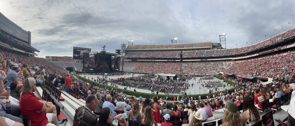 Ready for a little country music BETWEEN THE HEDGES.