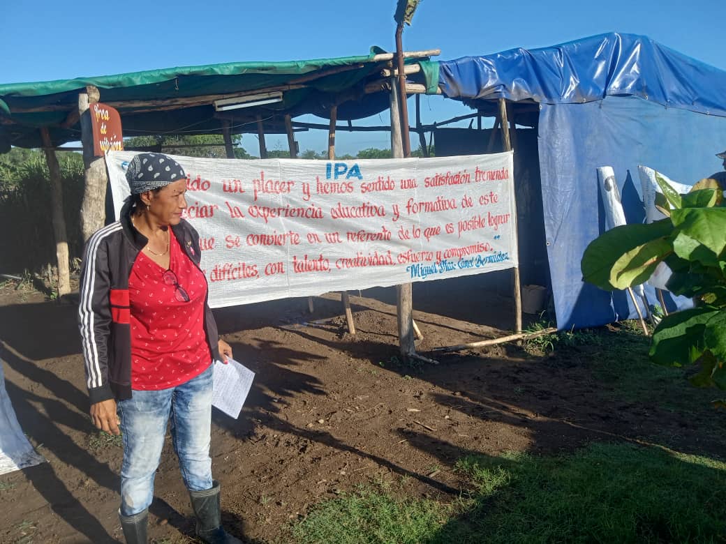 Nos reunimos para compartir   con nuestros trabajadores un momento de orgullo colectivo.  
Nuestra directora Magdelaine Sosa Menencia, quien ha sido seleccionada para recibir  el Título  Honorífico de Heroína del Trabajo de la República de Cuba.
