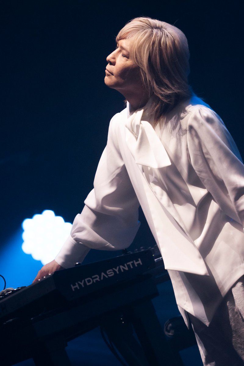 tmnetwork_2014's tweet image. ━━━━━━━━━━━━━･･･
TM NETWORKはTMNETWORKへ
━━━━━━━━━━━━━･･･

量子もつれをテーマとした「TM NETWORK TOUR 2026 QUANTUM」横浜アリーナ公演が終了、追加公演・有明アリーナが5月1日・2日に開催✨

#TMNETWORK
#FANKS
#PhotoBy田中聖太郎