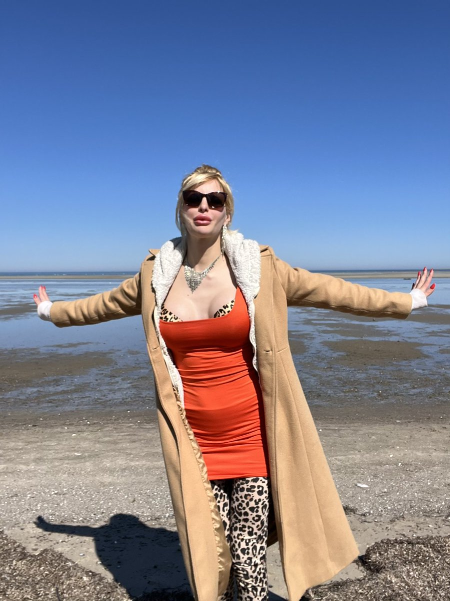 blonditwink tweet media