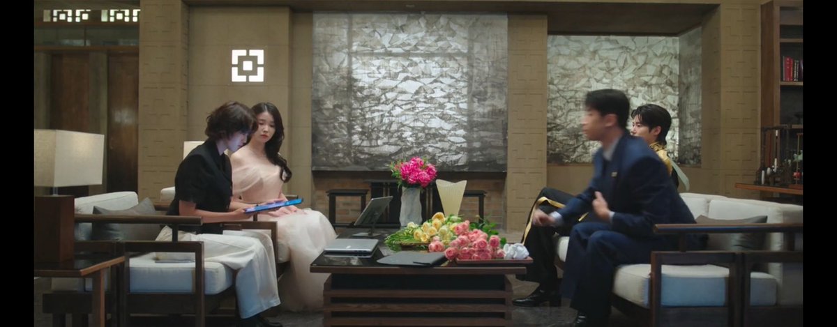 namjhyuns's tweet image. I am sorry for this girl but seeing how Yi An warned Huiju and allowed Secretary Do to move in, I am thinking he is slowly but surely getting the chessboard ready to make another move against the Queen Mother’s faction.

#PerfectCrown #kdrama
#IU #ByeonWooSeok