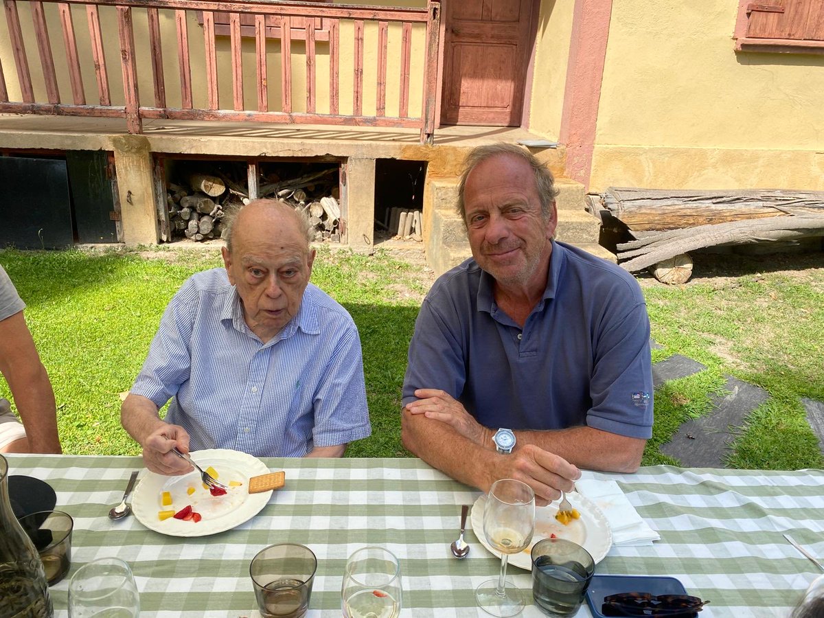 QuimJubert1's tweet photo. Aquesta foto és de l’estiu del 2024, i aleshores al MH President Pujol ja li costava seguir una conversa distesa, tenia 94 anys ara en farà 96, però un jutge “progressista” vol fer un escarni, no li valen els exàmens de dos metges forenses de Barcelona, una vergonya! https://t.co/R7oqFOSiqp