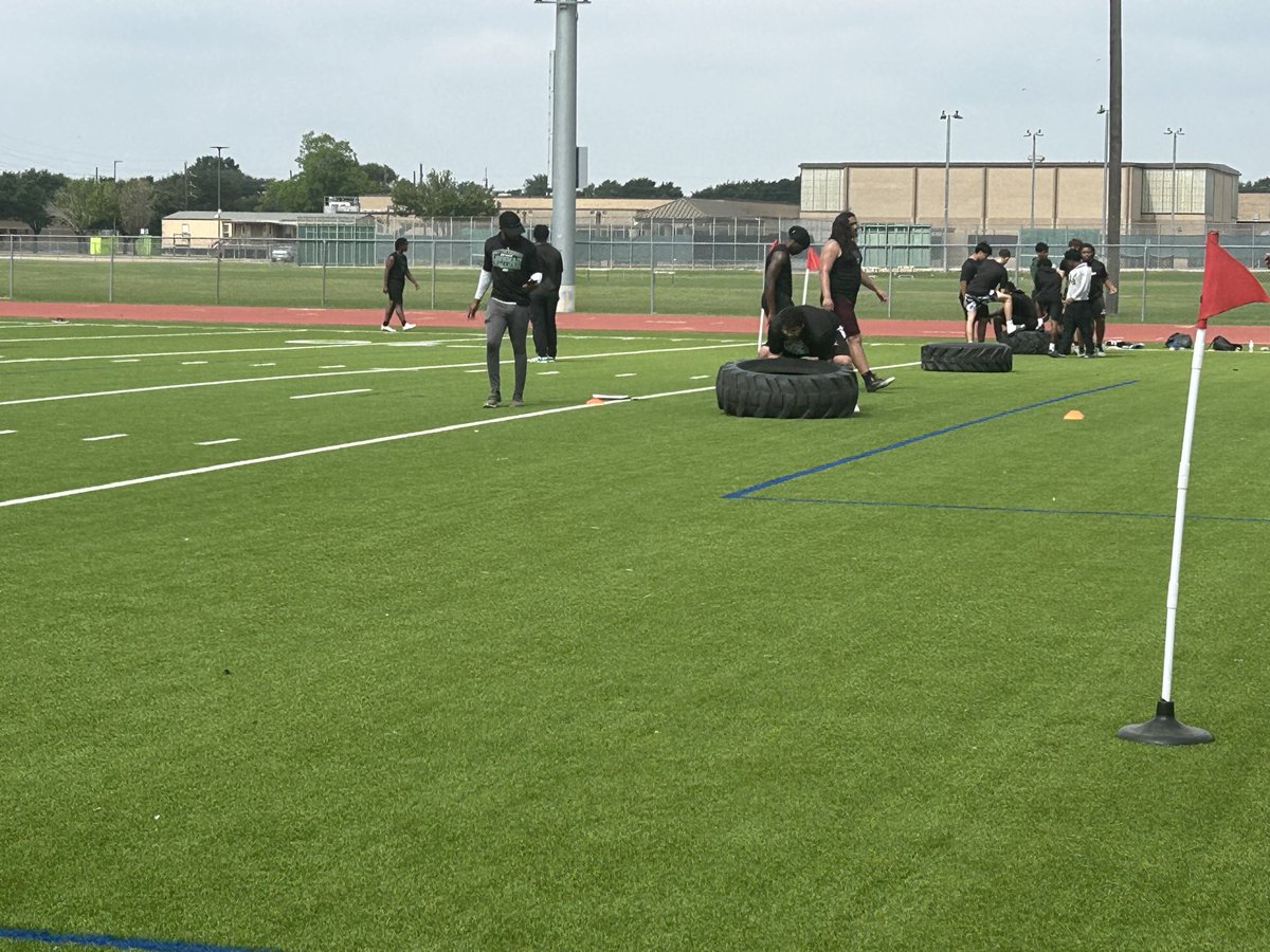 Coach_DeGar's tweet photo. Guys got after it today!  Proud of you!!!  Thank you @coachdobbins3 https://t.co/vwzpkpa9iD