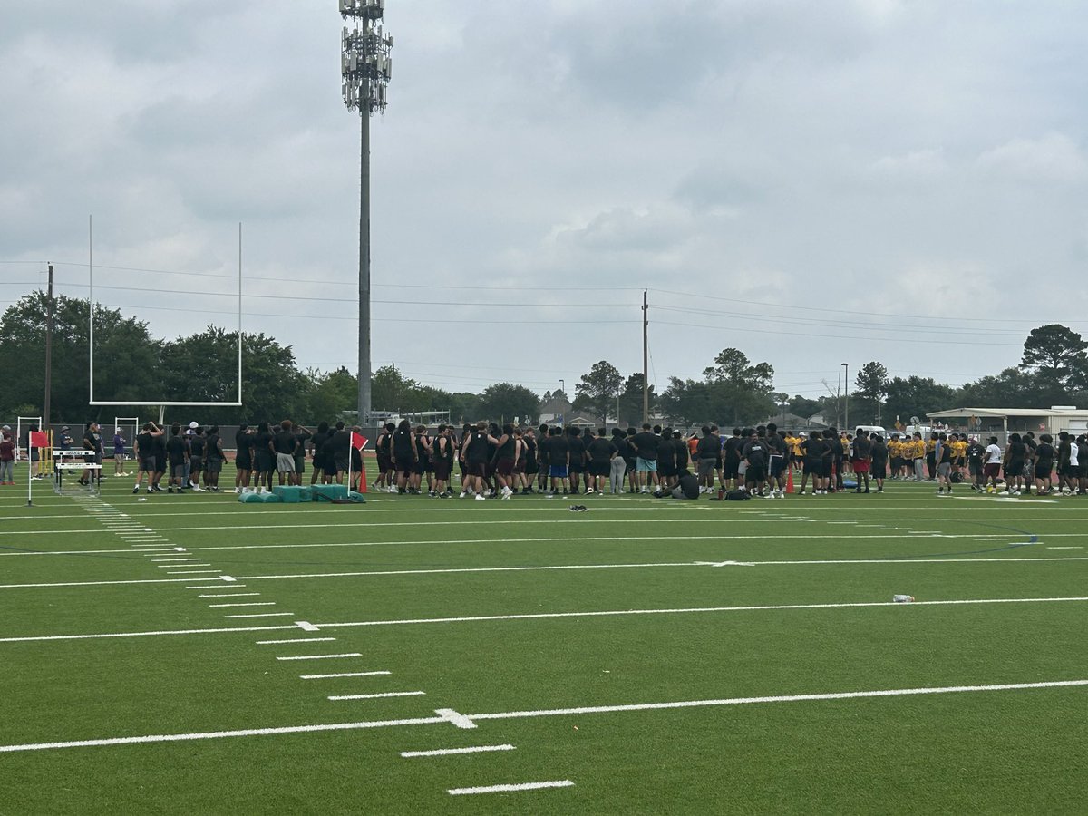 Coach_DeGar's tweet photo. Guys got after it today!  Proud of you!!!  Thank you @coachdobbins3 https://t.co/vwzpkpa9iD