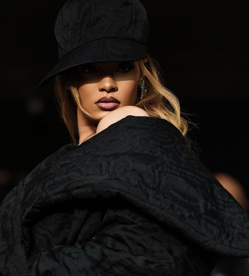 ririoncharts's tweet photo. Rihanna reaches 23.2 million sales in certified units in Australia. 🇦🇺 https://t.co/U8g79PUDws