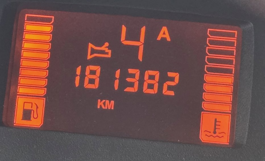 SorumsuzAdam_'s tweet photo. Babalar selamın aleyküm. Aracım 2006 model clio2hb 1.2 16v yarı otomatik . Bu arızayı daha önce vermişti. Kavrama değişti , robotik şanzıman revize edildi ağır bakımları yapıldı.  Araçta hiçbir sorun yok ama tekrar bu arızayı vermeye başladı . 
Varmı bilgisi olan babayiğit? https://t.co/Y9z3xaclla
