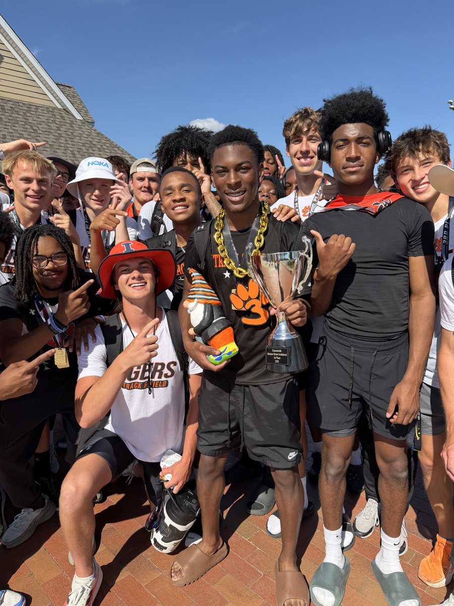 Shoutout to EHS “Athlete of the Meet,” sophomore Damon Davis, for a monster performance in all the sprint relays!

6th - 4x100 > 11.4* (lead leg) 
🥉- 4x200 > 21.7* (3rd leg)
🥇- 4x400 > 49.53* (anchor)