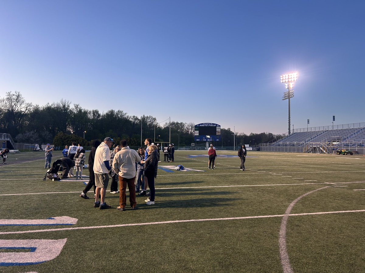 MRudini88's tweet photo. Thanks to @RonDiGravio, I had a great time watching the guys fly around at CCSU! Seeing the energy and enthusiasm that the guys played with was great. https://t.co/xOW3ANNxPr
