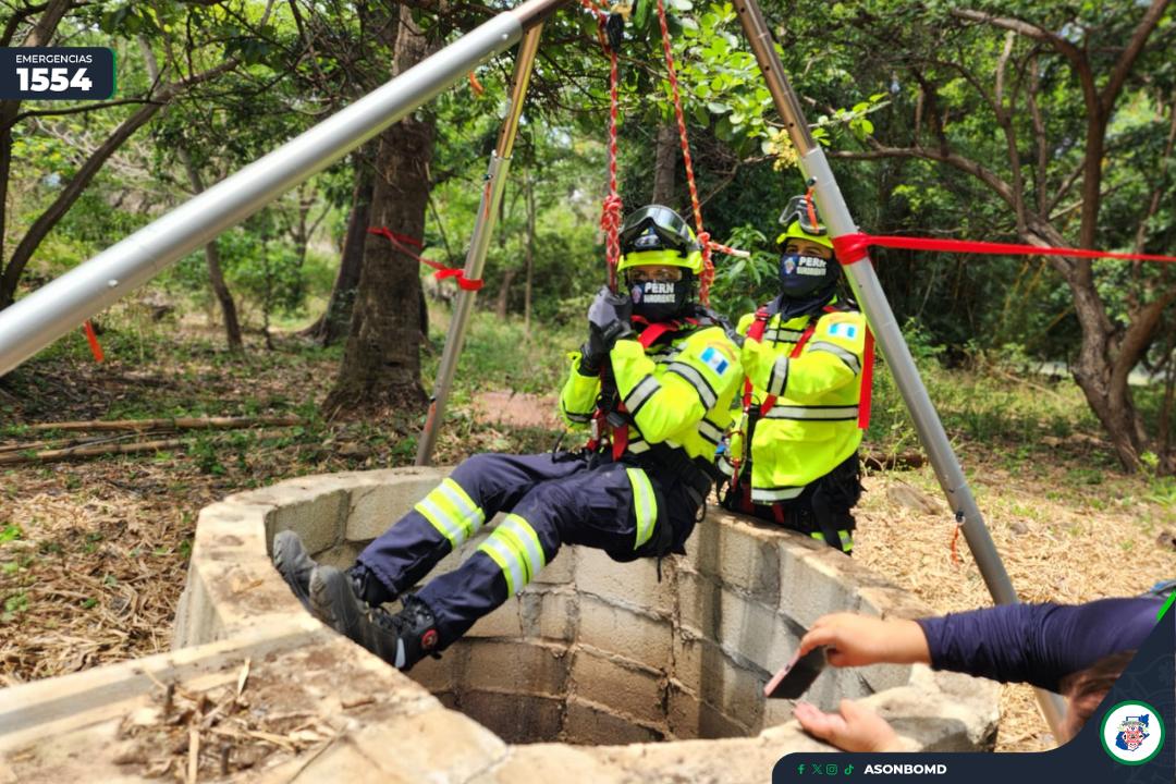 ASONBOMDGT's tweet photo. 🚨 #PERN #Suroriente | Práctica de la Patrulla Especial de Rescate Región Suroriente.👨🏻‍🚒🚑

Elementos de la Patrulla Especial de Rescate  (PERN) de la Asociación Nacional de Bomberos Municipales Departamentales (ASONBOMD) de la Región Suroriente desarrollaron una jornada de trabajo recibiendo equipo complementario y una práctica, uso de equipo metálico, cuerdas de rescate y el trípode Vortex.

Esta actividad se enfocó en el fortalecimiento de las capacidades de intervención en escenarios de espacios confinados, permitiendo al personal actualizar y reforzar sus conocimientos técnicos mediante ejercicios prácticos.

Estas acciones forman parte del compromiso de mantener en constante preparación al personal operativo.
#ASONBOMD #Emergencias1554 #SoyASONBOMD