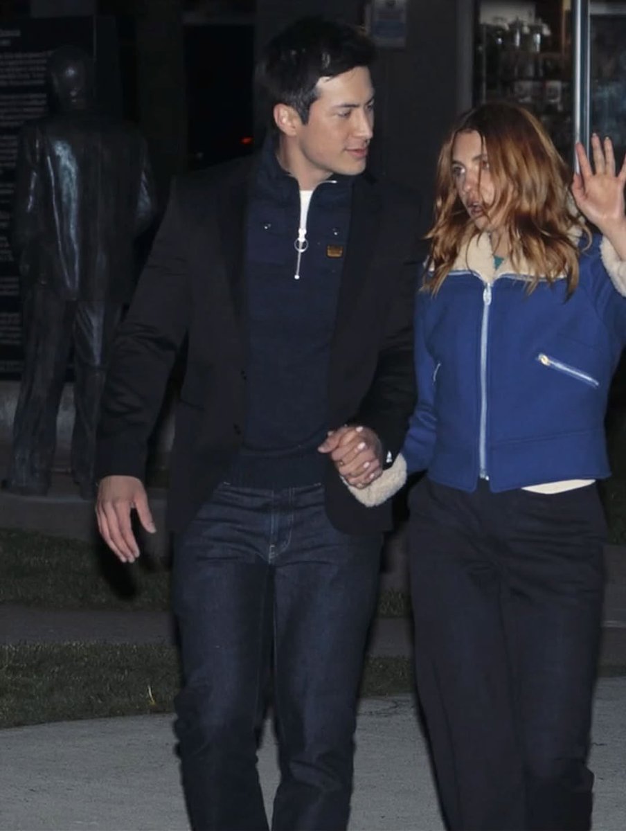 não supero o shane sendo inimigo da moda usando uma camisa esportiva, com um blazer por cima e calça jeans