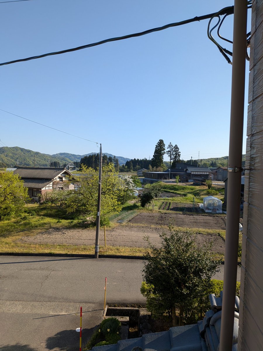 おはようございます😊
天気は☀、外気温は12度。風が強い朝です。今朝の7MHZ、1、5、8エリアの移動局と交信出来ました。コンテスト中、限られる周波数と混信の中で交信でした。FBな1日になりますように♪