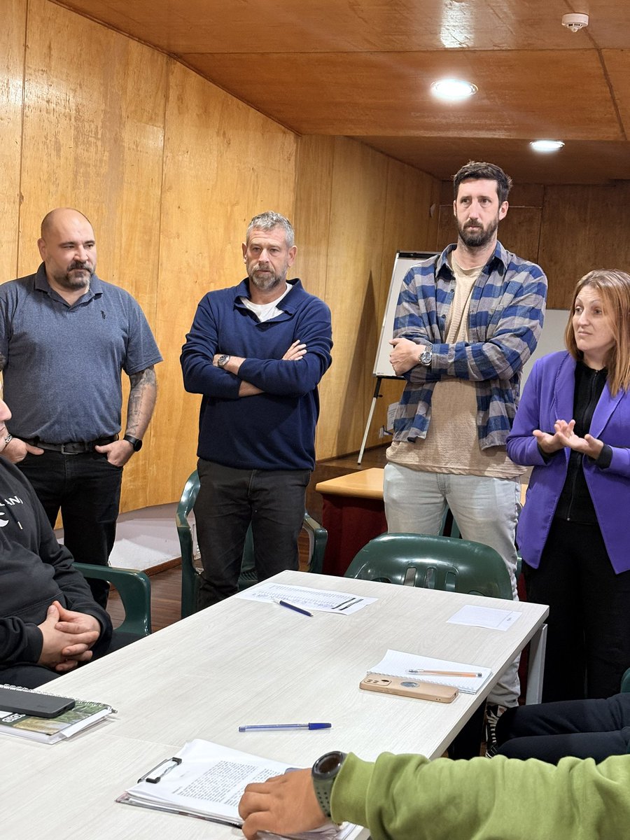 RedSegVial's tweet photo. 📌Presentamos la primera cohorte de Curso de Reeducación para Condenados por hechos viales de 2026, un grupo de 30 personas que han sido condenadas por la Justicia y deben asistir a este espacio de trabajo y reflexión durante 3 meses guiado por capacitadores de APSV.

🗣️”Este taller es una oportunidad para reflexionar sobre lo ocurrido y al culminar estas personas puedan salir mejores, más concientes de las practicas viales que las trajeron hasta acá.” @Sebakelman5 Director de Formación y Comunicación.