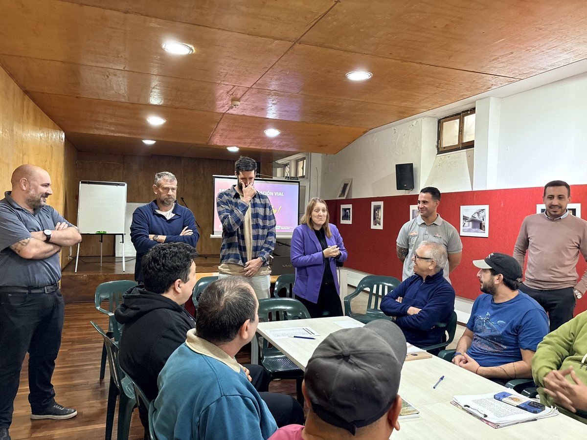 RedSegVial's tweet photo. 📌Presentamos la primera cohorte de Curso de Reeducación para Condenados por hechos viales de 2026, un grupo de 30 personas que han sido condenadas por la Justicia y deben asistir a este espacio de trabajo y reflexión durante 3 meses guiado por capacitadores de APSV.

🗣️”Este taller es una oportunidad para reflexionar sobre lo ocurrido y al culminar estas personas puedan salir mejores, más concientes de las practicas viales que las trajeron hasta acá.” @Sebakelman5 Director de Formación y Comunicación.
