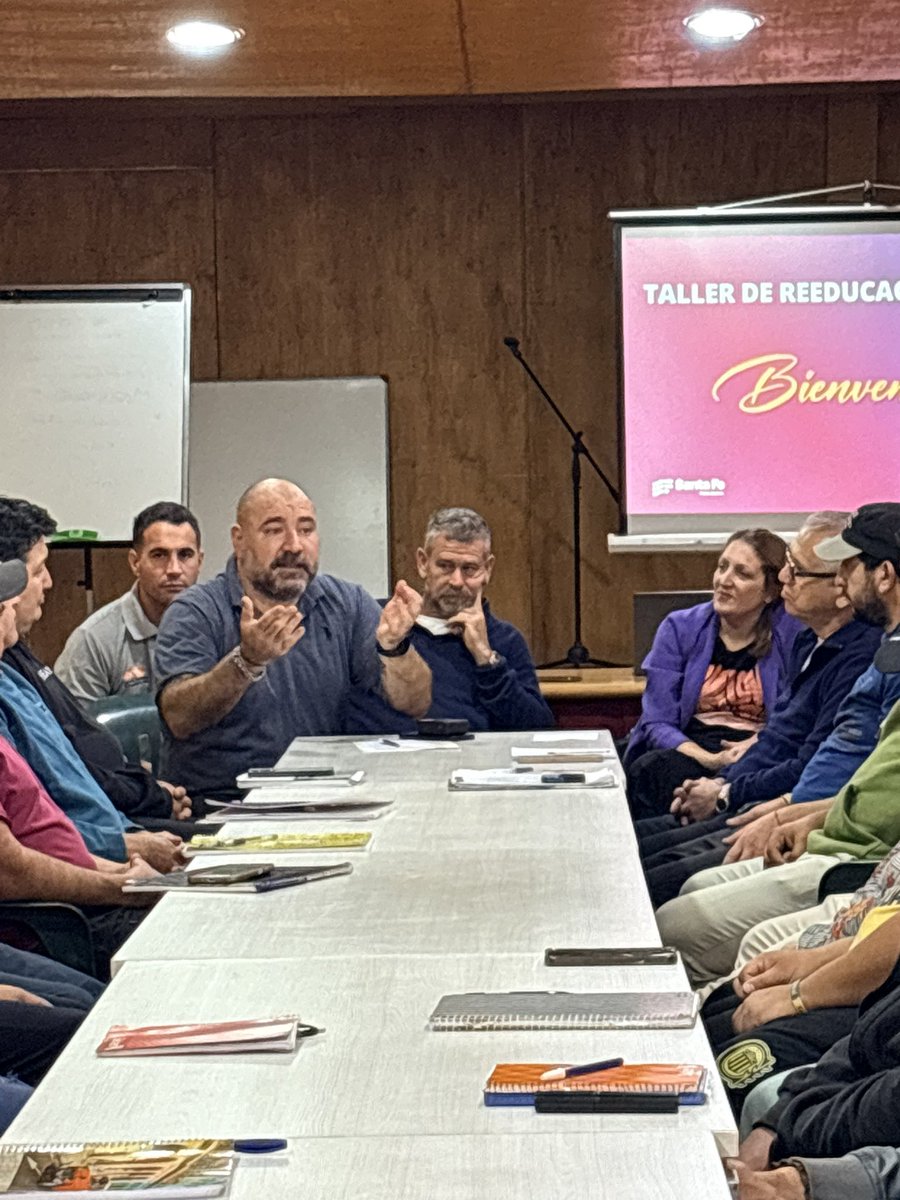 RedSegVial's tweet photo. 📌Presentamos la primera cohorte de Curso de Reeducación para Condenados por hechos viales de 2026, un grupo de 30 personas que han sido condenadas por la Justicia y deben asistir a este espacio de trabajo y reflexión durante 3 meses guiado por capacitadores de APSV.

🗣️”Este taller es una oportunidad para reflexionar sobre lo ocurrido y al culminar estas personas puedan salir mejores, más concientes de las practicas viales que las trajeron hasta acá.” @Sebakelman5 Director de Formación y Comunicación.