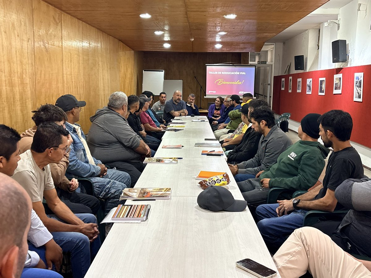 RedSegVial's tweet photo. 📌Presentamos la primera cohorte de Curso de Reeducación para Condenados por hechos viales de 2026, un grupo de 30 personas que han sido condenadas por la Justicia y deben asistir a este espacio de trabajo y reflexión durante 3 meses guiado por capacitadores de APSV.

🗣️”Este taller es una oportunidad para reflexionar sobre lo ocurrido y al culminar estas personas puedan salir mejores, más concientes de las practicas viales que las trajeron hasta acá.” @Sebakelman5 Director de Formación y Comunicación.