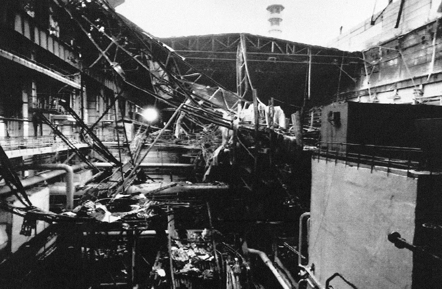 40yearsagonews's tweet photo. BREAKING: MAJOR EXPLOSION AT CHERNOBYL

Two explosions destroyed Reactor No. 4 at the Chernobyl Nuclear Power Plant caused by flawed design and human error during a safety test. A sudden steam explosion (estimated ~20–30 s after scram) destroyed much of the core.

This was quickly followed (2–3 s later) by a more powerful second explosion (from hydrogen buildup or prompt criticality). Observers reported a tall fireball and red-hot graphite chunks ejected from the core.

A note in the operating log for 01:24 records: “Severe shocks; the control rods stopped moving before reaching the bottom stops; power clutch mechanism is off.”. (This confirms the lid blew off ~1:24 and rods jammed.)

One worker on the roof was killed and another mortally injured by these explosions.