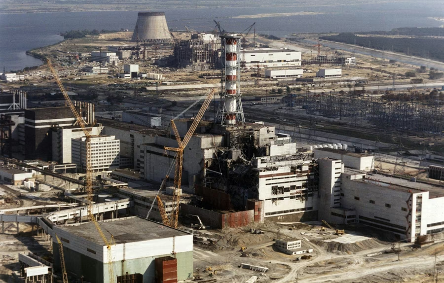 40yearsagonews's tweet photo. BREAKING: MAJOR EXPLOSION AT CHERNOBYL

Two explosions destroyed Reactor No. 4 at the Chernobyl Nuclear Power Plant caused by flawed design and human error during a safety test. A sudden steam explosion (estimated ~20–30 s after scram) destroyed much of the core.

This was quickly followed (2–3 s later) by a more powerful second explosion (from hydrogen buildup or prompt criticality). Observers reported a tall fireball and red-hot graphite chunks ejected from the core.

A note in the operating log for 01:24 records: “Severe shocks; the control rods stopped moving before reaching the bottom stops; power clutch mechanism is off.”. (This confirms the lid blew off ~1:24 and rods jammed.)

One worker on the roof was killed and another mortally injured by these explosions.